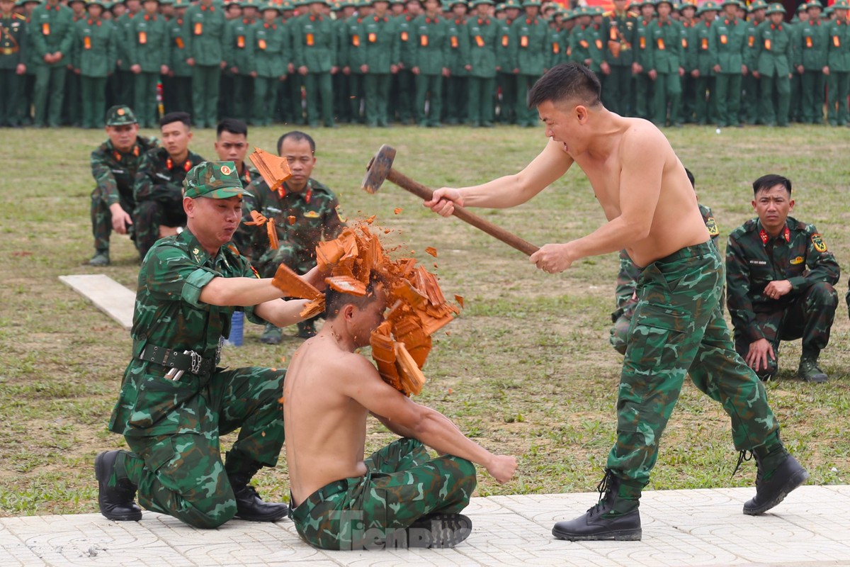 Xem lính đặc nhiệm dùng răng kéo ô tô, nằm trên bàn chông phá đá ảnh 9