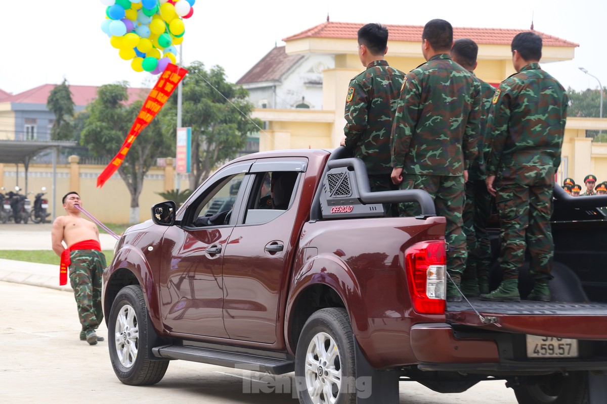 Xem lính đặc nhiệm dùng răng kéo ô tô, nằm trên bàn chông phá đá ảnh 11