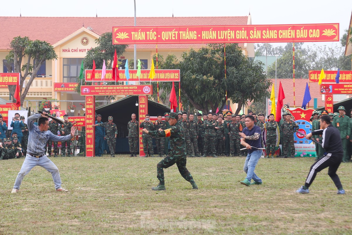 Xem lính đặc nhiệm dùng răng kéo ô tô, nằm trên bàn chông phá đá ảnh 10