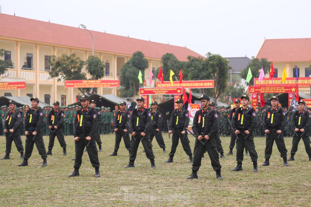 Xem lính đặc nhiệm dùng răng kéo ô tô, nằm trên bàn chông phá đá ảnh 12