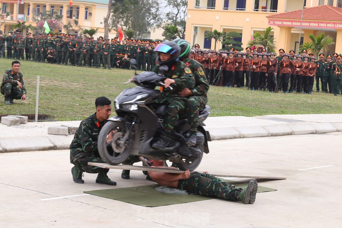 Xem lính đặc nhiệm dùng răng kéo ô tô, nằm trên bàn chông phá đá ảnh 13