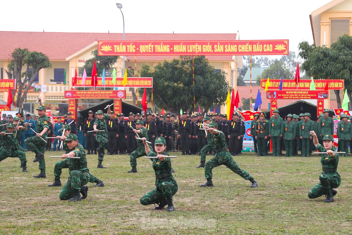 Xem lính đặc nhiệm dùng răng kéo ô tô, nằm trên bàn chông phá đá ảnh 7