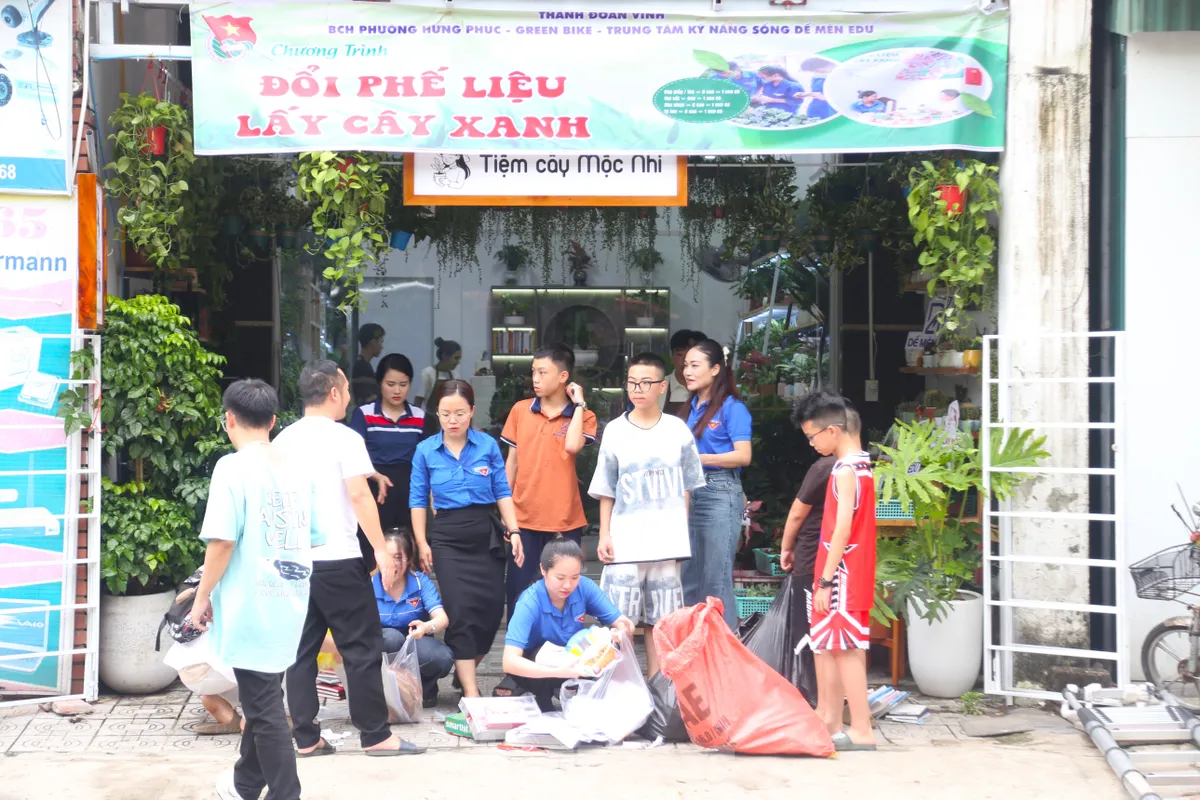 Đổi phế liệu lấy cây, lan tỏa sống xanh ảnh 1