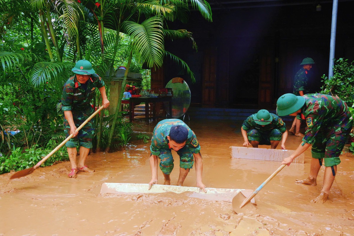 Thanh niên, bộ đội giúp người dân khắc phục sau trận lũ chưa từng có ở Hà Tĩnh ảnh 8