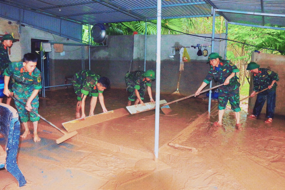 Thanh niên, bộ đội giúp người dân khắc phục sau trận lũ chưa từng có ở Hà Tĩnh ảnh 9