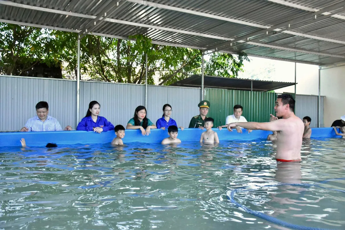 Lớp dạy bơi miễn phí, cắm biển cảnh báo chống đuối nước ảnh 2