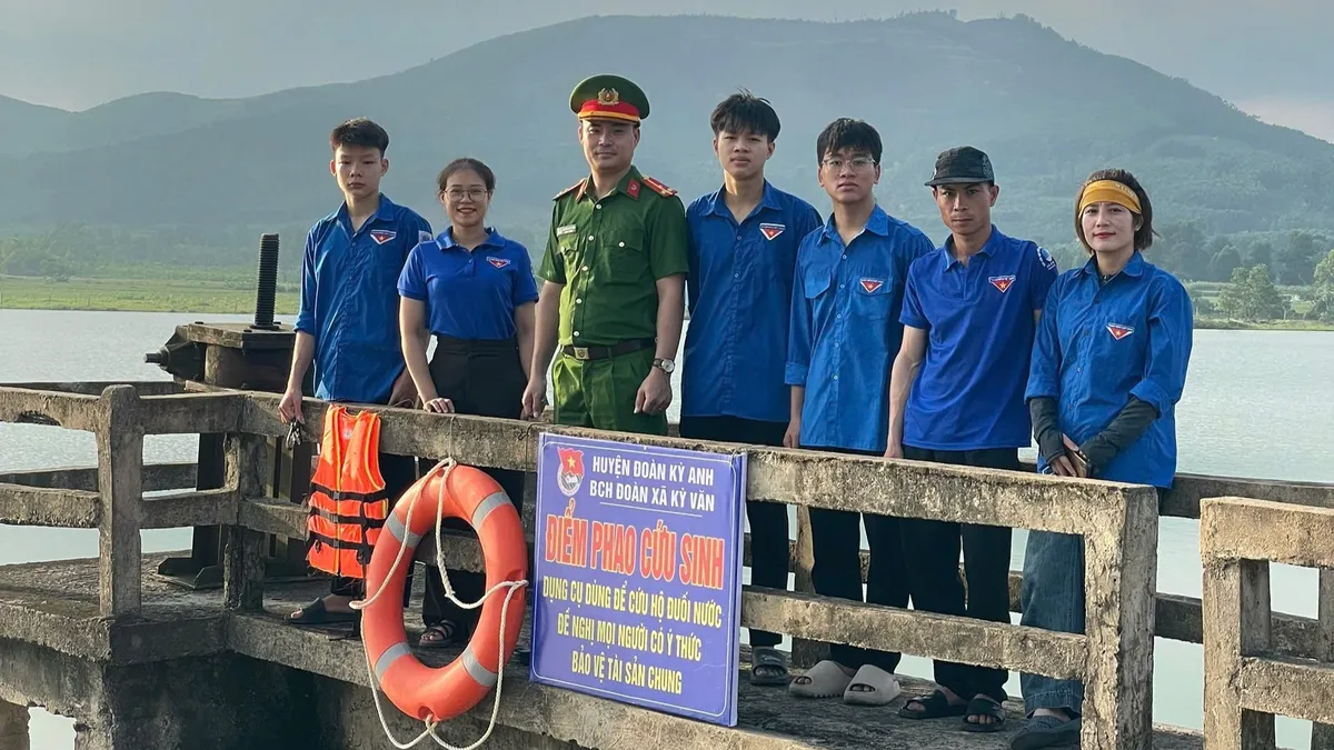Lớp dạy bơi miễn phí, cắm biển cảnh báo chống đuối nước ảnh 7
