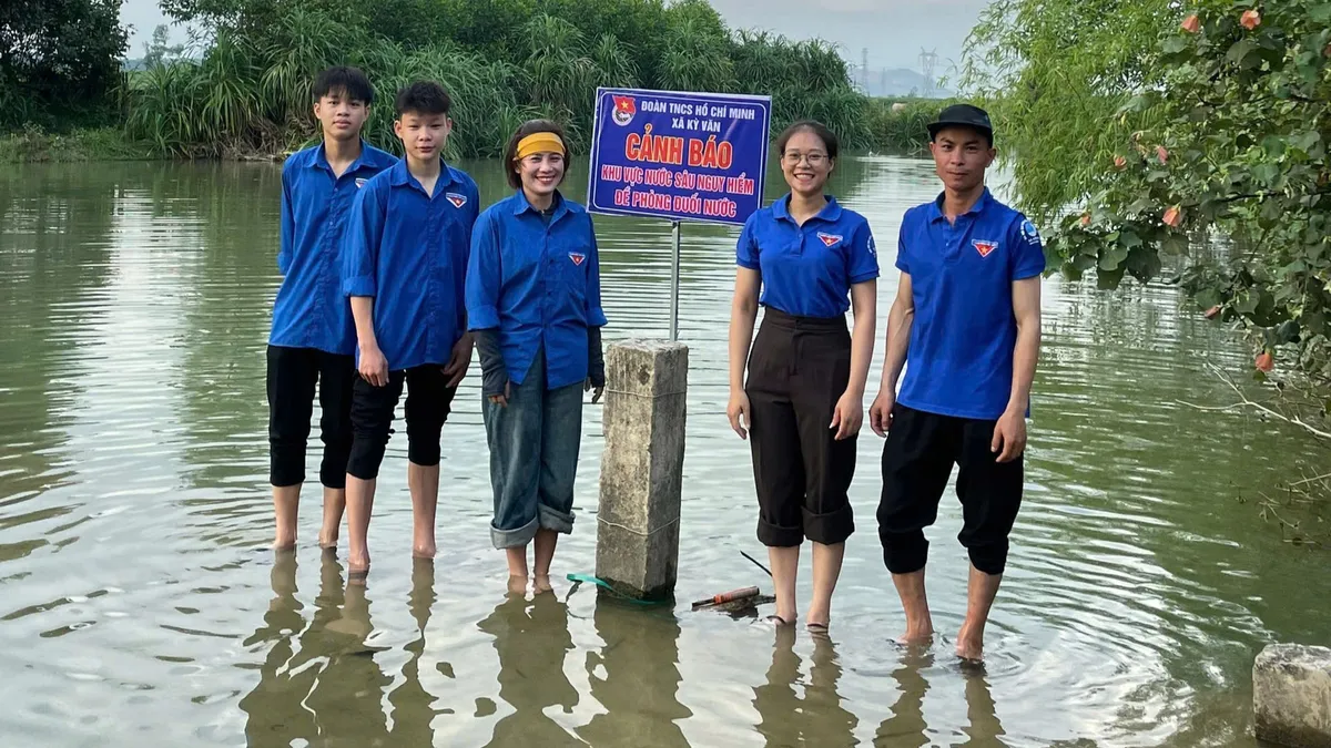 Lớp dạy bơi miễn phí, cắm biển cảnh báo chống đuối nước ảnh 8