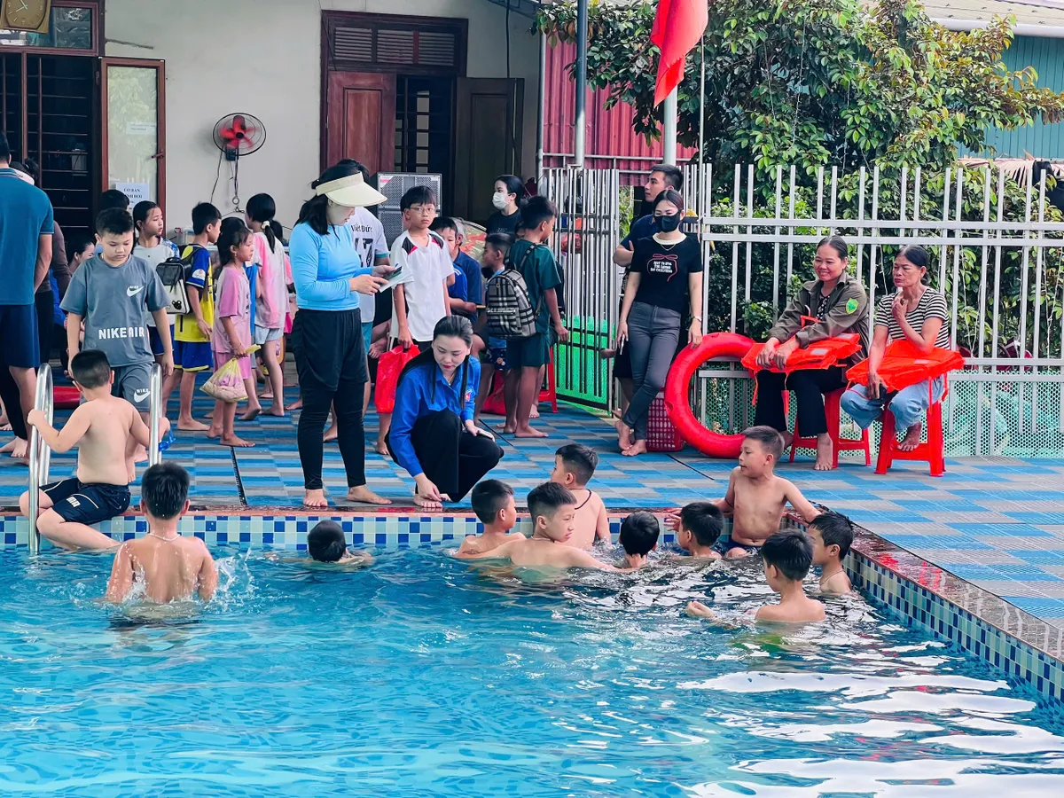 Lớp dạy bơi miễn phí, cắm biển cảnh báo chống đuối nước ảnh 5