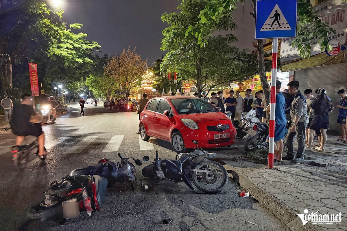 Hiện trường ngổn ngang vụ ô tô tông liên hoàn 6 xe máy ở Hà Nội ảnh 1