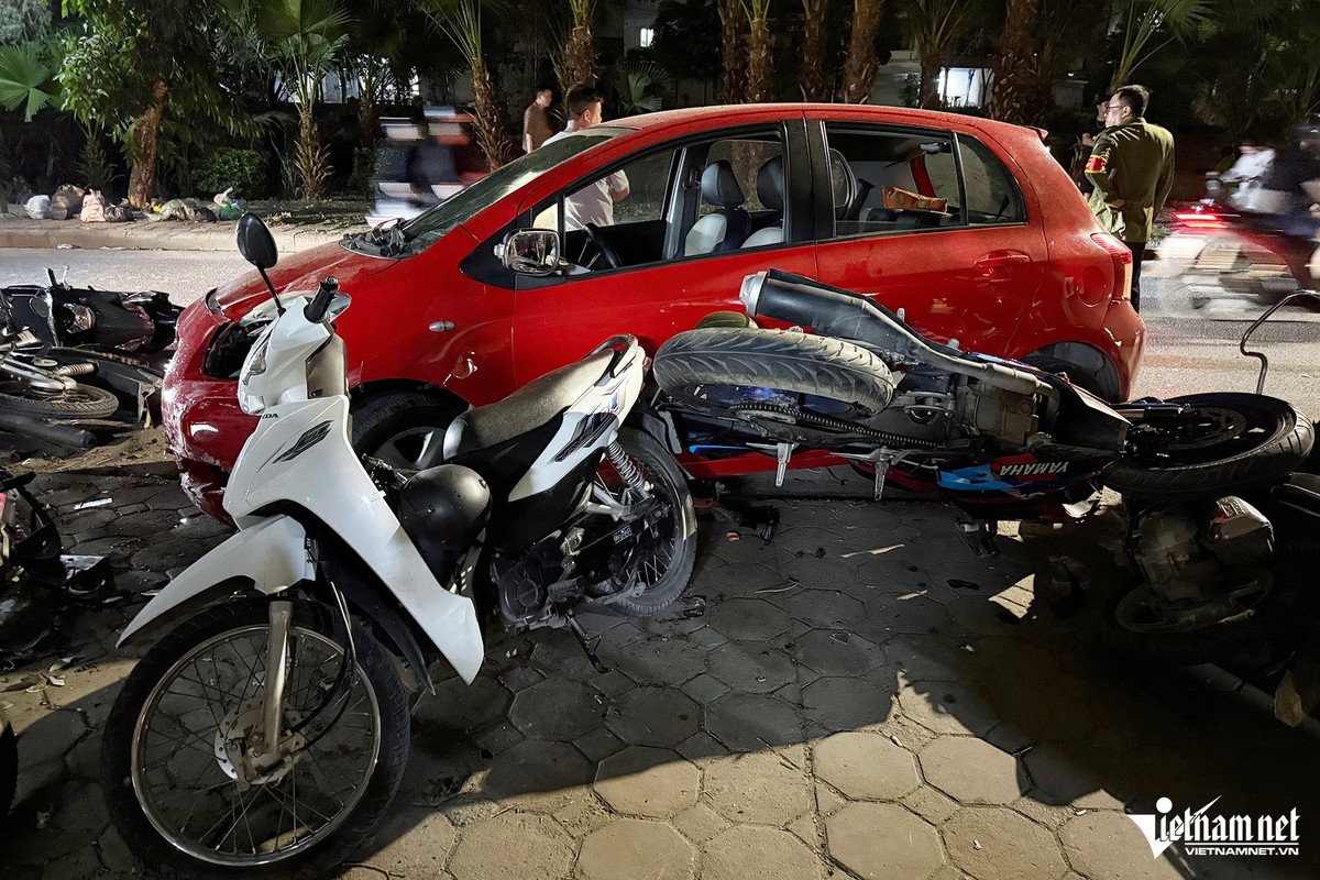 Hiện trường ngổn ngang vụ ô tô tông liên hoàn 6 xe máy ở Hà Nội ảnh 5