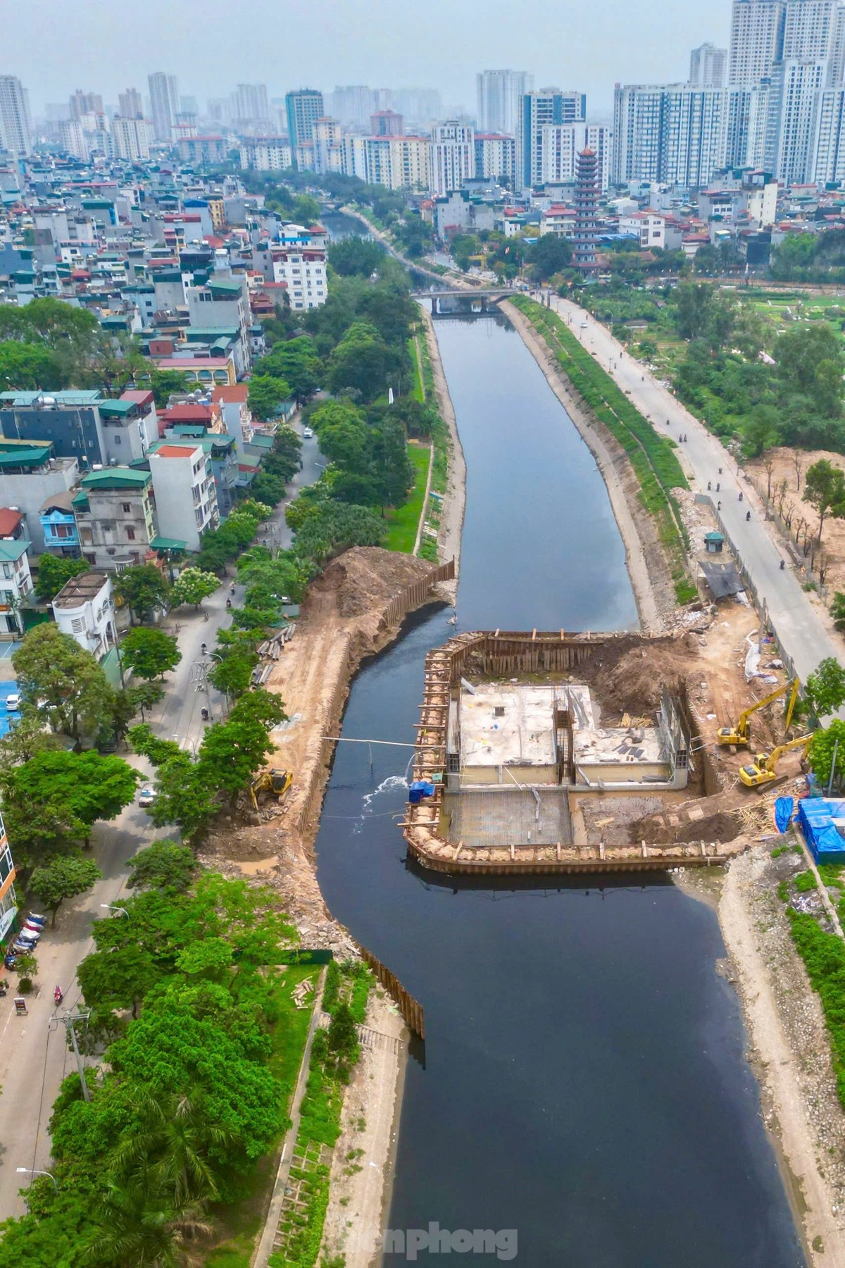 Đập dâng giữ nước đầu tiên trên sông Tô Lịch đã thành hình ảnh 15