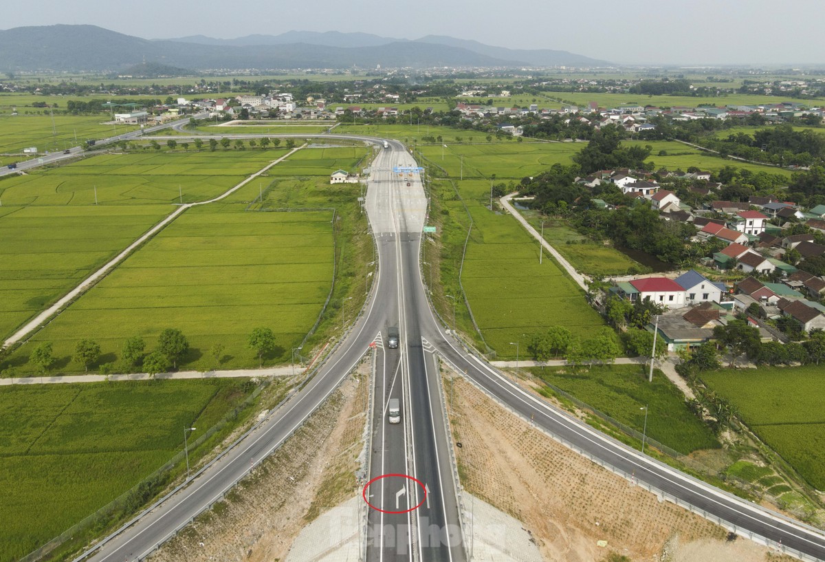 Tài xế lúng túng vì vạch kẻ đường, biển báo ‘dễ nhầm’ trên cao tốc qua Hà Tĩnh ảnh 1
