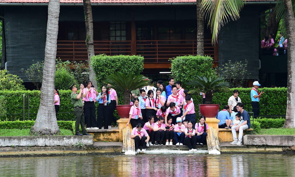 Đại biểu Cháu ngoan Bác Hồ thăm ‘địa chỉ đỏ’ đặc biệt tại Thủ đô Hà Nội ảnh 12