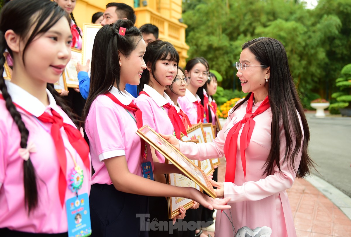 Đại biểu Cháu ngoan Bác Hồ thăm ‘địa chỉ đỏ’ đặc biệt tại Thủ đô Hà Nội ảnh 2