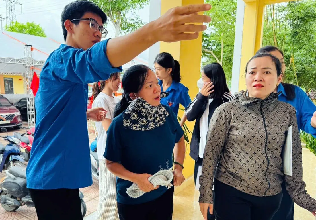 'Áo xanh' khí thế ra quân hỗ trợ người dân thực hiện dịch vụ hành chính công ảnh 1