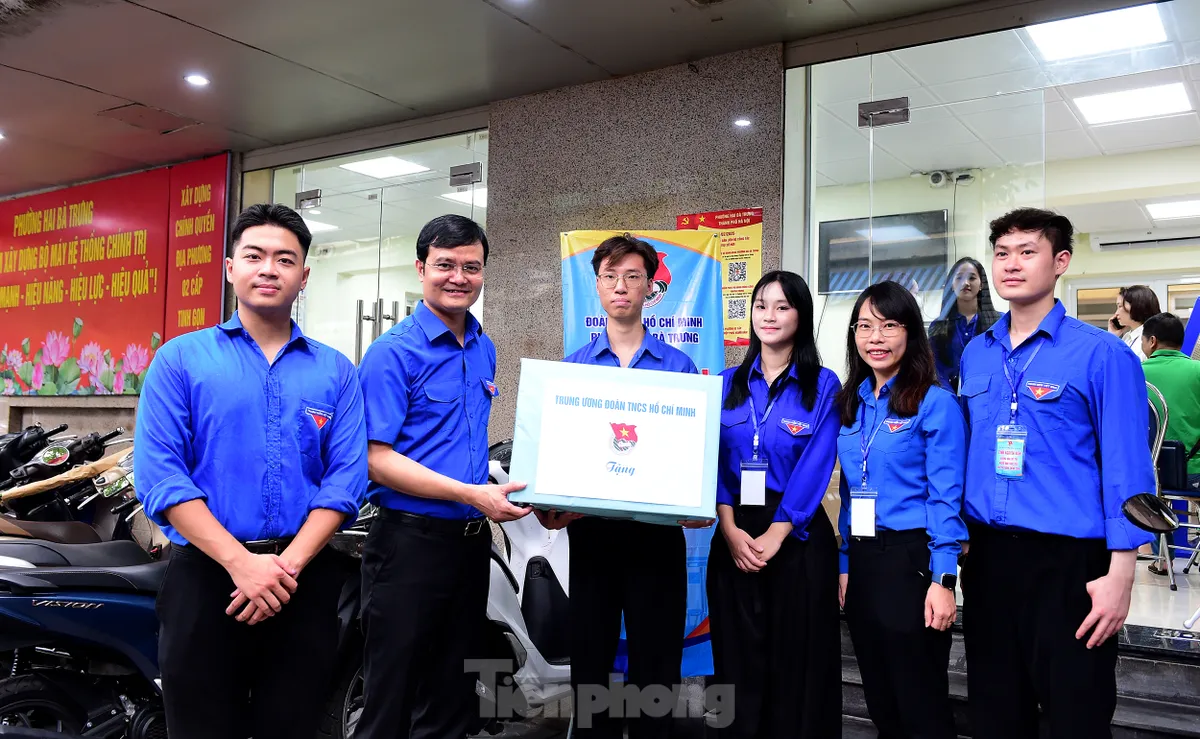 Ban Bí thư Trung ương Đoàn thăm, tặng quà đội hình tình nguyện hỗ trợ vận hành chính quyền hai cấp ảnh 1