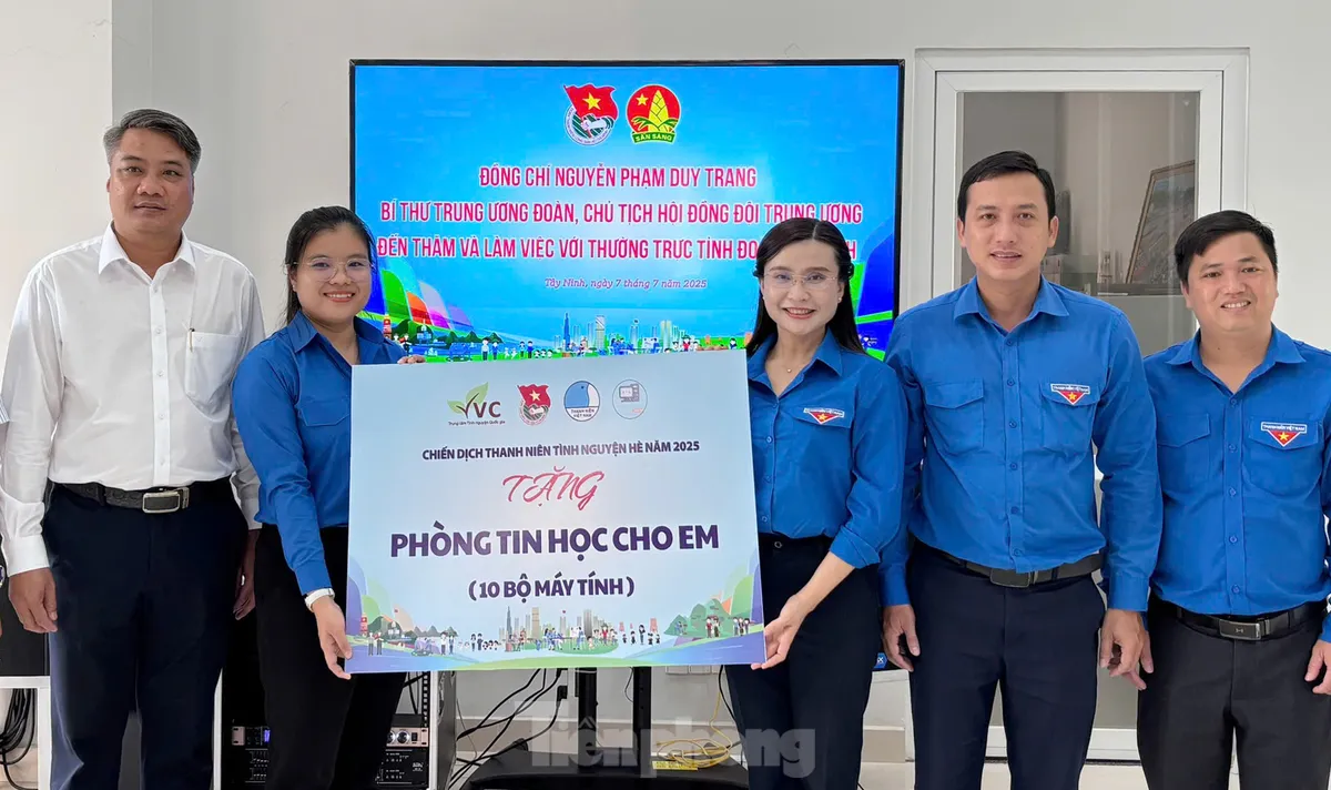 Ban Bí thư Trung ương Đoàn thăm, tặng quà đội hình tình nguyện hỗ trợ vận hành chính quyền hai cấp ảnh 17
