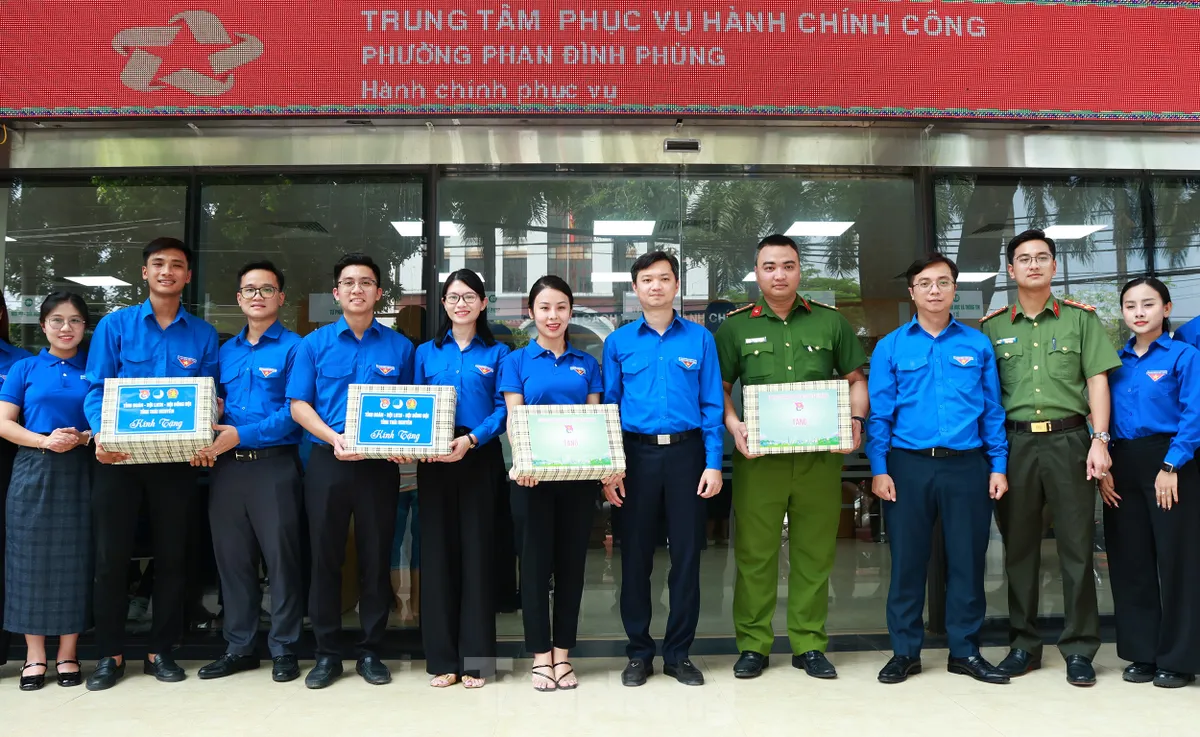 Ban Bí thư Trung ương Đoàn thăm, tặng quà đội hình tình nguyện hỗ trợ vận hành chính quyền hai cấp ảnh 9