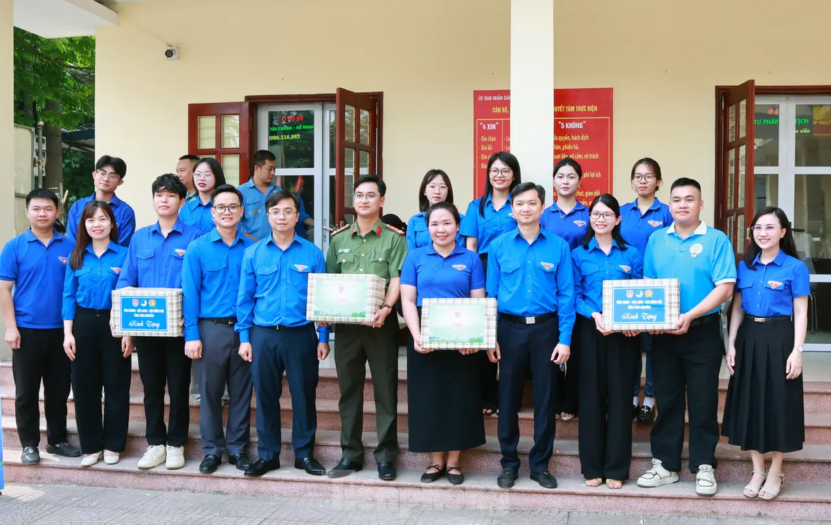 Ban Bí thư Trung ương Đoàn thăm, tặng quà đội hình tình nguyện hỗ trợ vận hành chính quyền hai cấp ảnh 10