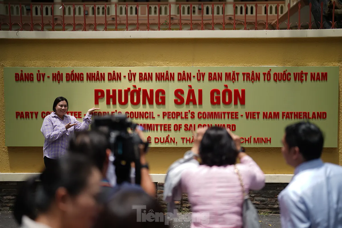 Người dân thích thú check-in phường Sài Gòn, trải nghiệm chính quyền 2 cấp ảnh 2