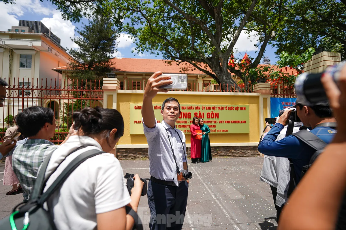 Người dân thích thú check-in phường Sài Gòn, trải nghiệm chính quyền 2 cấp ảnh 4