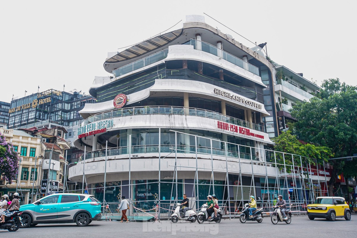 Hà Nội dựng rào chắn chuẩn bị phá dỡ tòa nhà Hàm cá mập ảnh 1