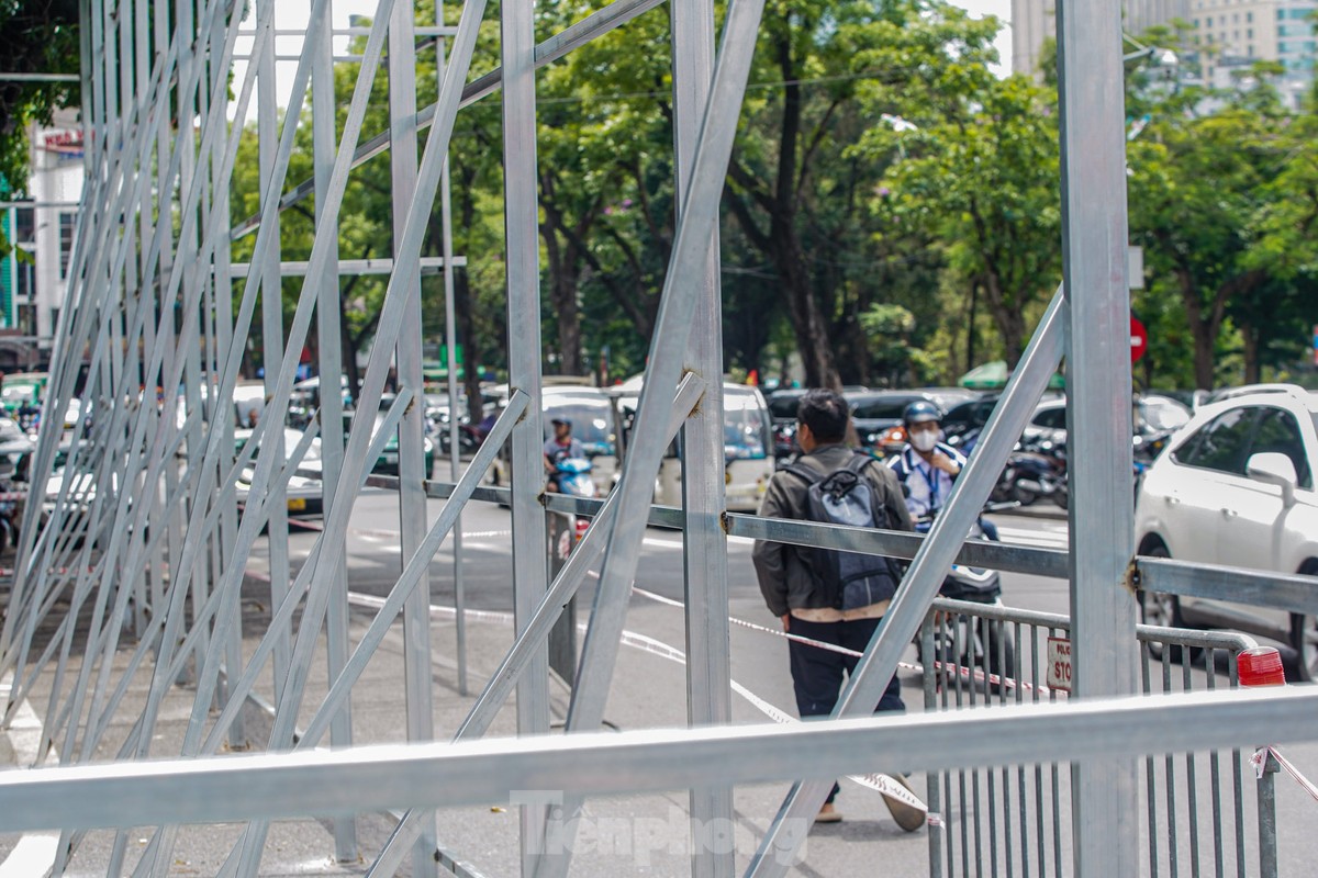 Hà Nội dựng rào chắn chuẩn bị phá dỡ tòa nhà Hàm cá mập ảnh 17