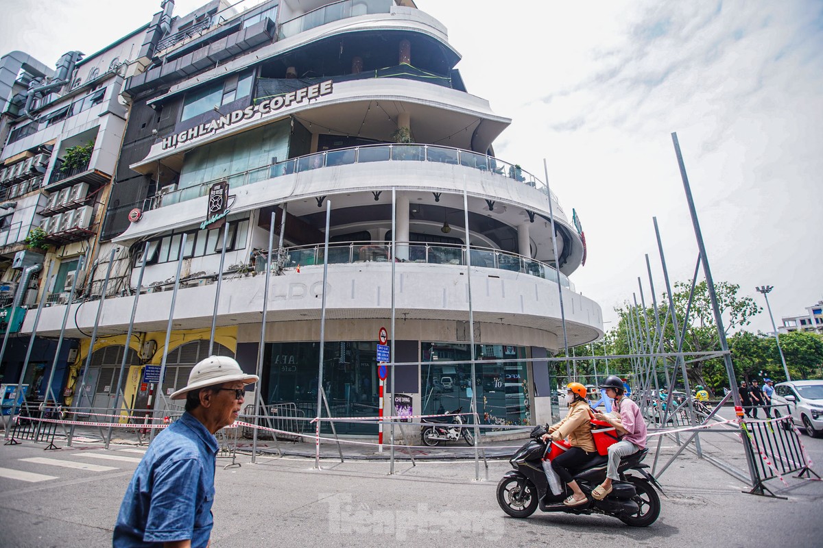 Hà Nội dựng rào chắn chuẩn bị phá dỡ tòa nhà Hàm cá mập ảnh 16