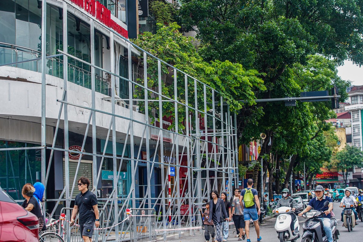 Hà Nội dựng rào chắn chuẩn bị phá dỡ tòa nhà Hàm cá mập ảnh 2