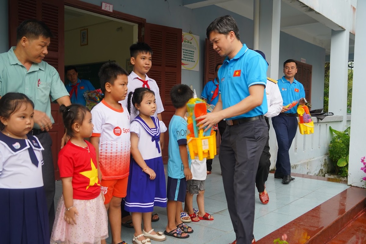 Hành trình 'Tuổi trẻ vì biển, đảo quê hương', viết tiếp câu chuyện hòa bình ảnh 14