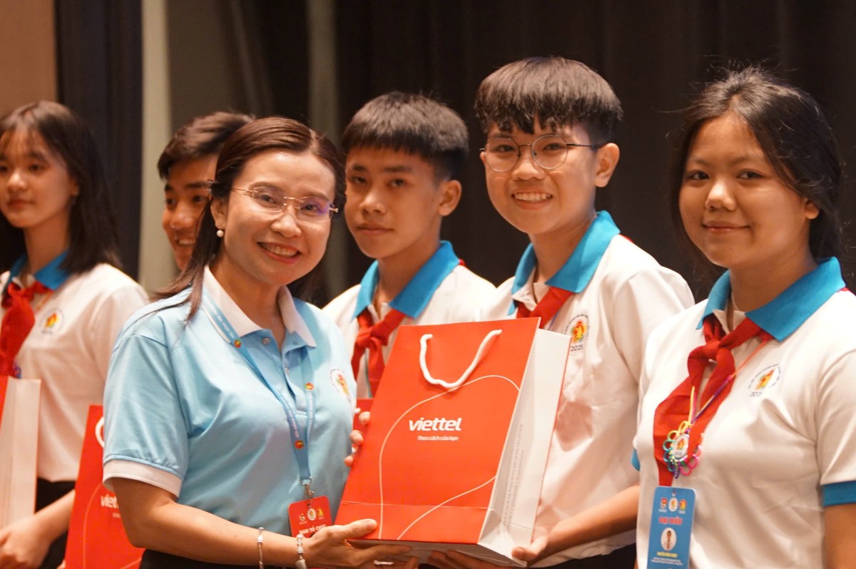 Đại biểu Cháu ngoan Bác Hồ trải nghiệm không gian sáng tạo tại các tập đoàn hàng đầu Việt Nam ảnh 2