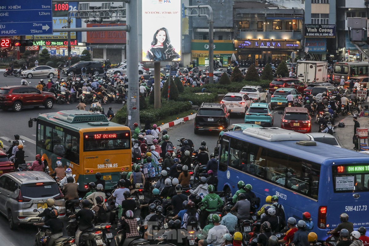 Kẹt xe kinh hoàng ở TPHCM, xe máy vẫn không dám leo lề ảnh 5