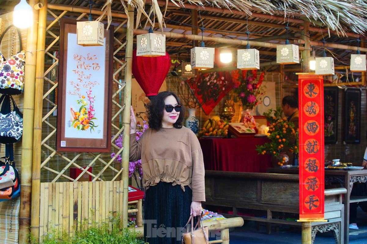 Phố bích họa Phùng Hưng khác lạ dịp Tết ảnh 14
