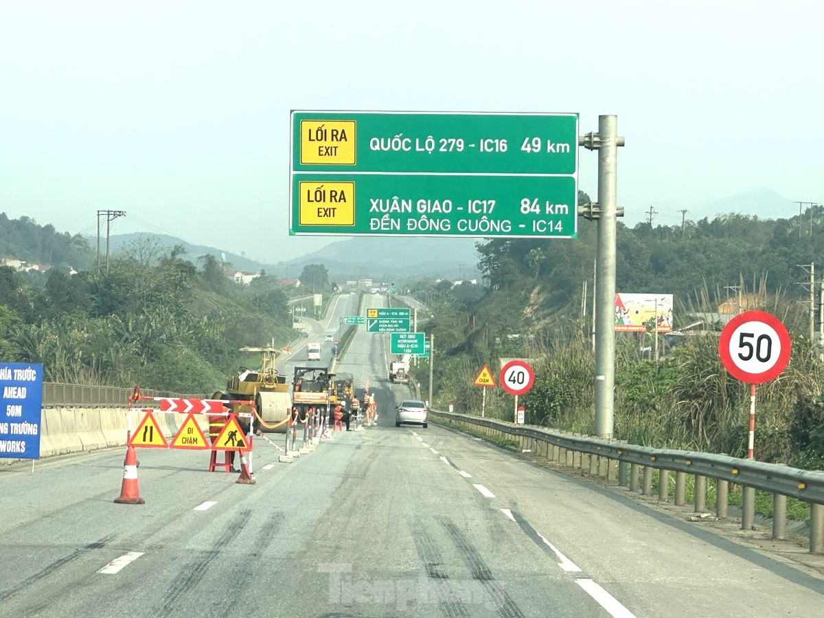 Cao tốc Nội Bài - Lào Cai vừa sửa chữa vừa khai thác, tài xế cần lưu ý khi lưu thông dịp 30/4 và 1/5 ảnh 1