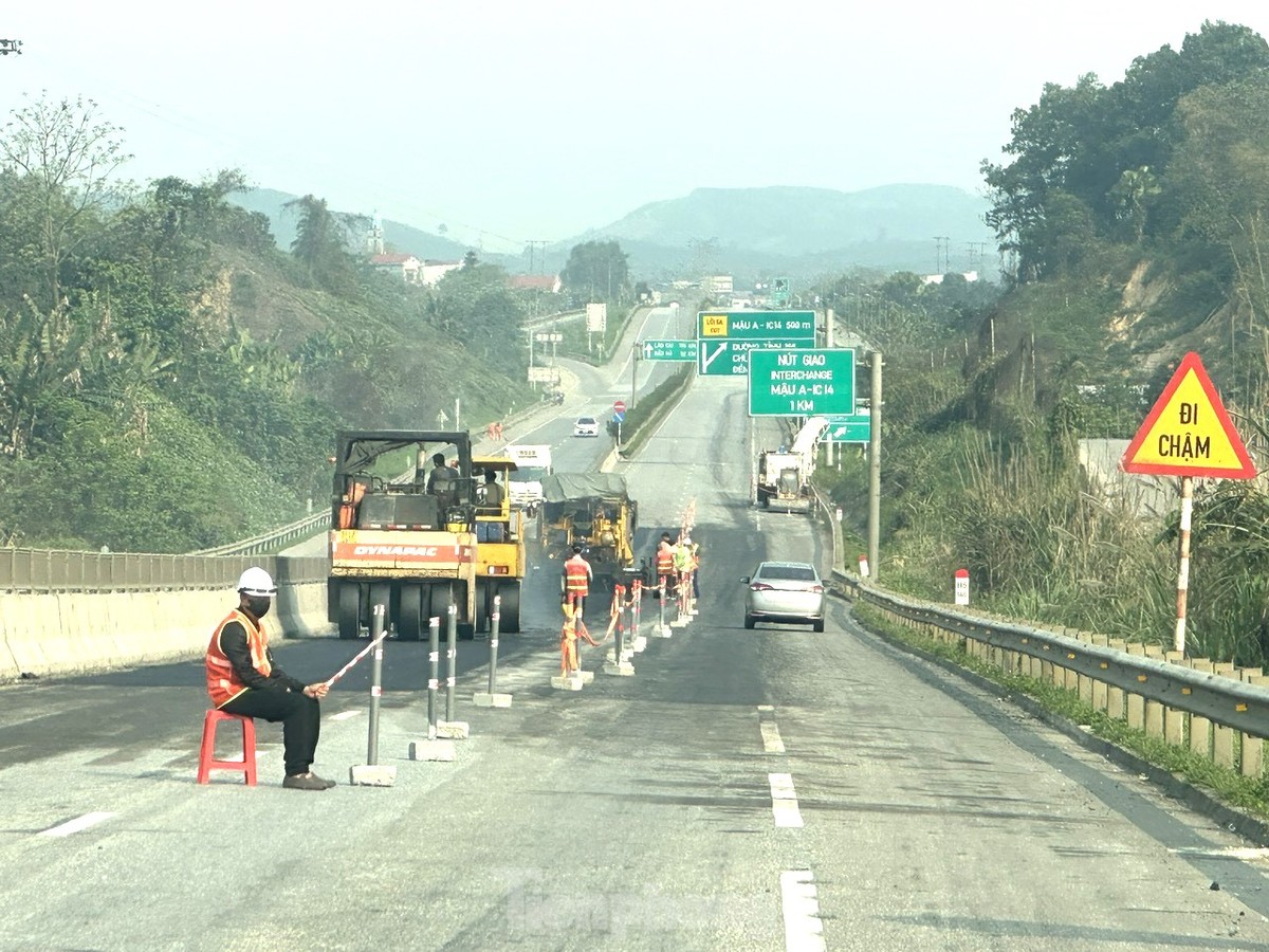 Cao tốc Nội Bài - Lào Cai vừa sửa chữa vừa khai thác, tài xế cần lưu ý khi lưu thông dịp 30/4 và 1/5 ảnh 2