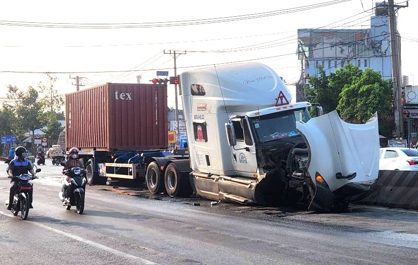 Xe container lao vào dải phân cách, gây tai nạn liên hoàn ở Bình Dương ảnh 1