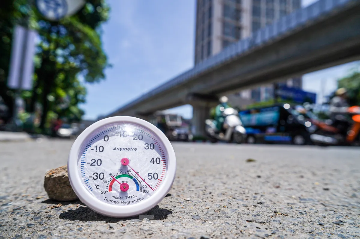 Hà Nội vào đỉnh điểm nắng nóng, mặt đường hơn 50 độ C ảnh 3