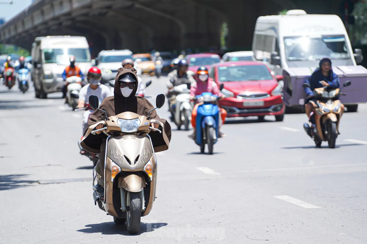 Hà Nội vào đỉnh điểm nắng nóng, mặt đường hơn 50 độ C ảnh 4
