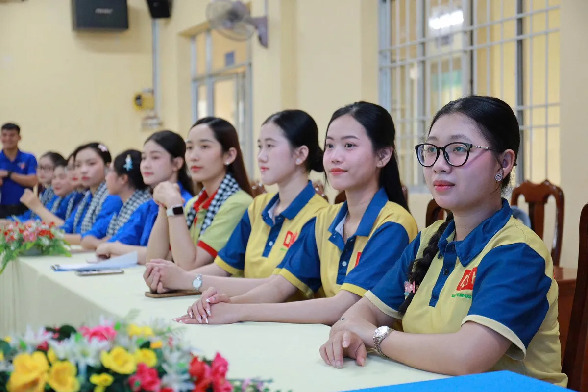 Vượt hàng trăm cây số ra Đặc khu Thổ Châu hỗ trợ người dân công nghệ số ảnh 2