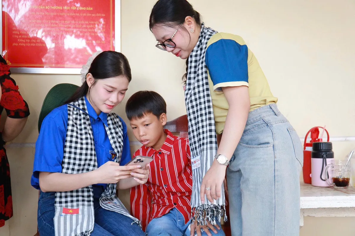 Vượt hàng trăm cây số ra Đặc khu Thổ Châu hỗ trợ người dân công nghệ số ảnh 5