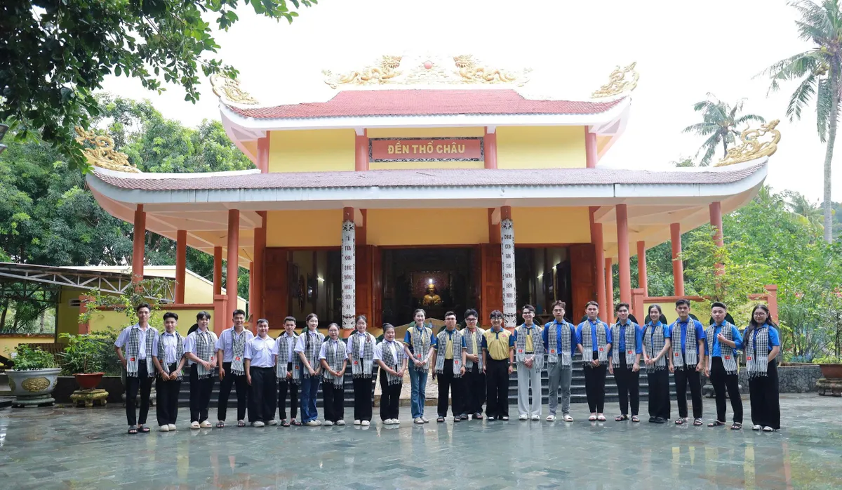 Vượt hàng trăm cây số ra Đặc khu Thổ Châu hỗ trợ người dân công nghệ số ảnh 9