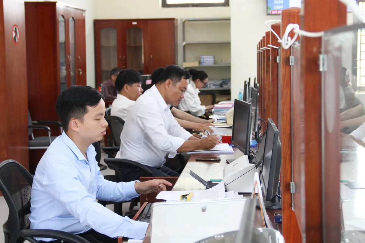 'Áo xanh' Đà Nẵng giúp người dân gỡ khó thủ tục tại các phường, xã mới ảnh 14