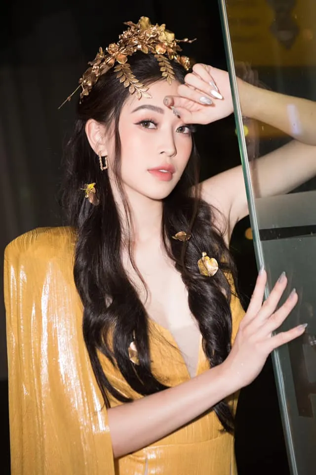Á hậu Phương Nga diện đầm vàng hóa nữ thần kiêu sa ảnh 2