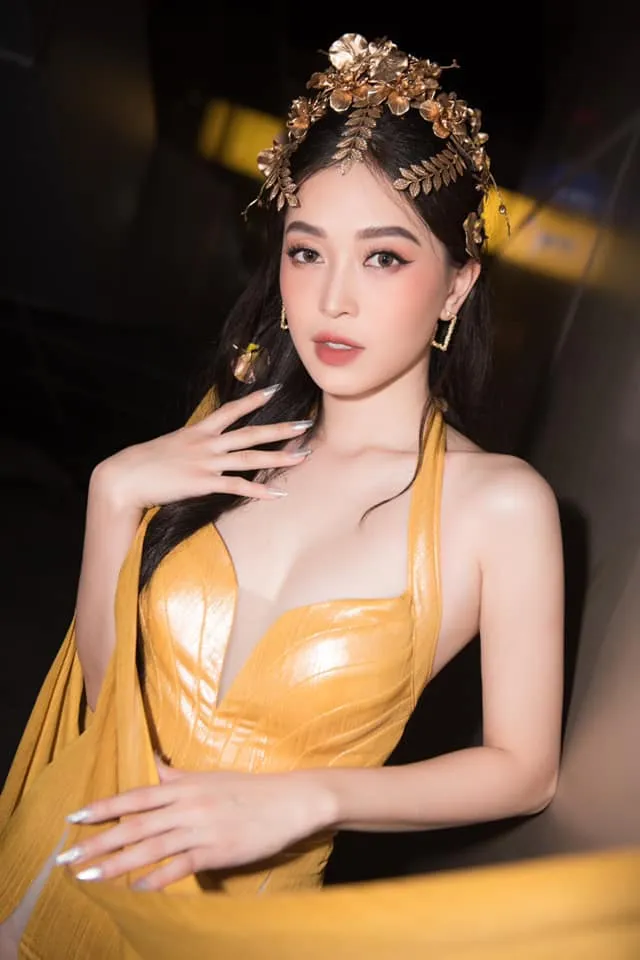 Á hậu Phương Nga diện đầm vàng hóa nữ thần kiêu sa ảnh 1