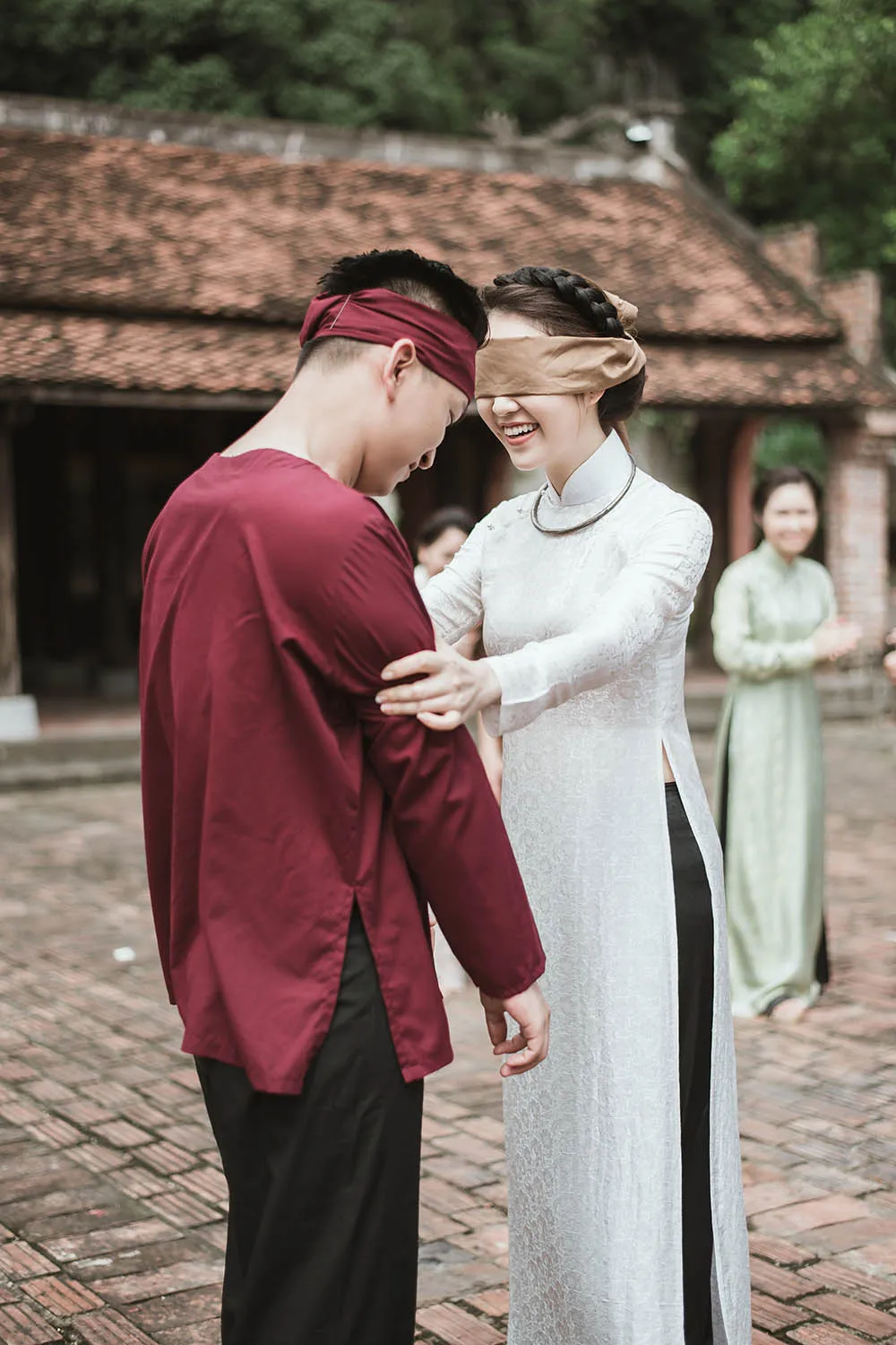 Á hậu Thuỵ Vân khoe giọng ngọt ngào hát quan họ trong MV thứ 2 ảnh 3