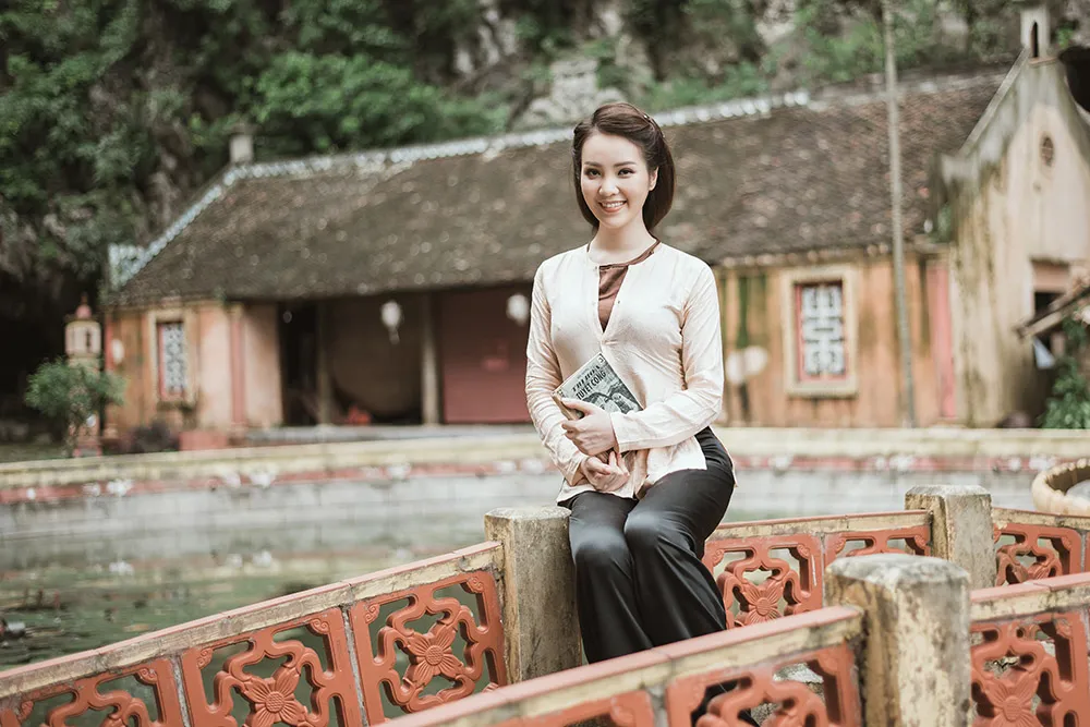 Á hậu Thuỵ Vân khoe giọng ngọt ngào hát quan họ trong MV thứ 2 ảnh 4