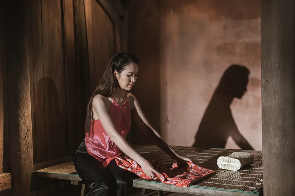 Á hậu Thuỵ Vân khoe giọng ngọt ngào hát quan họ trong MV thứ 2 ảnh 8