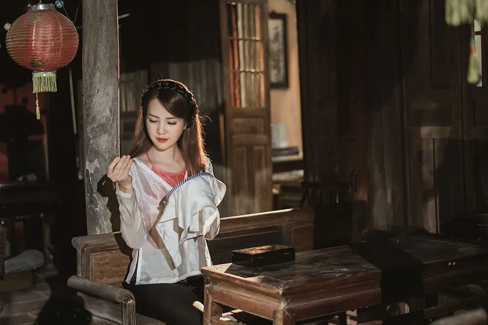 Á hậu Thuỵ Vân khoe giọng ngọt ngào hát quan họ trong MV thứ 2 ảnh 9