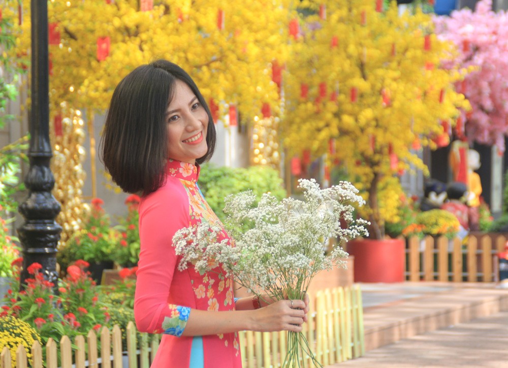 Đường phố TPHCM 'khoác áo mới' rực rỡ đón Tết Kỷ Hợi ảnh 21